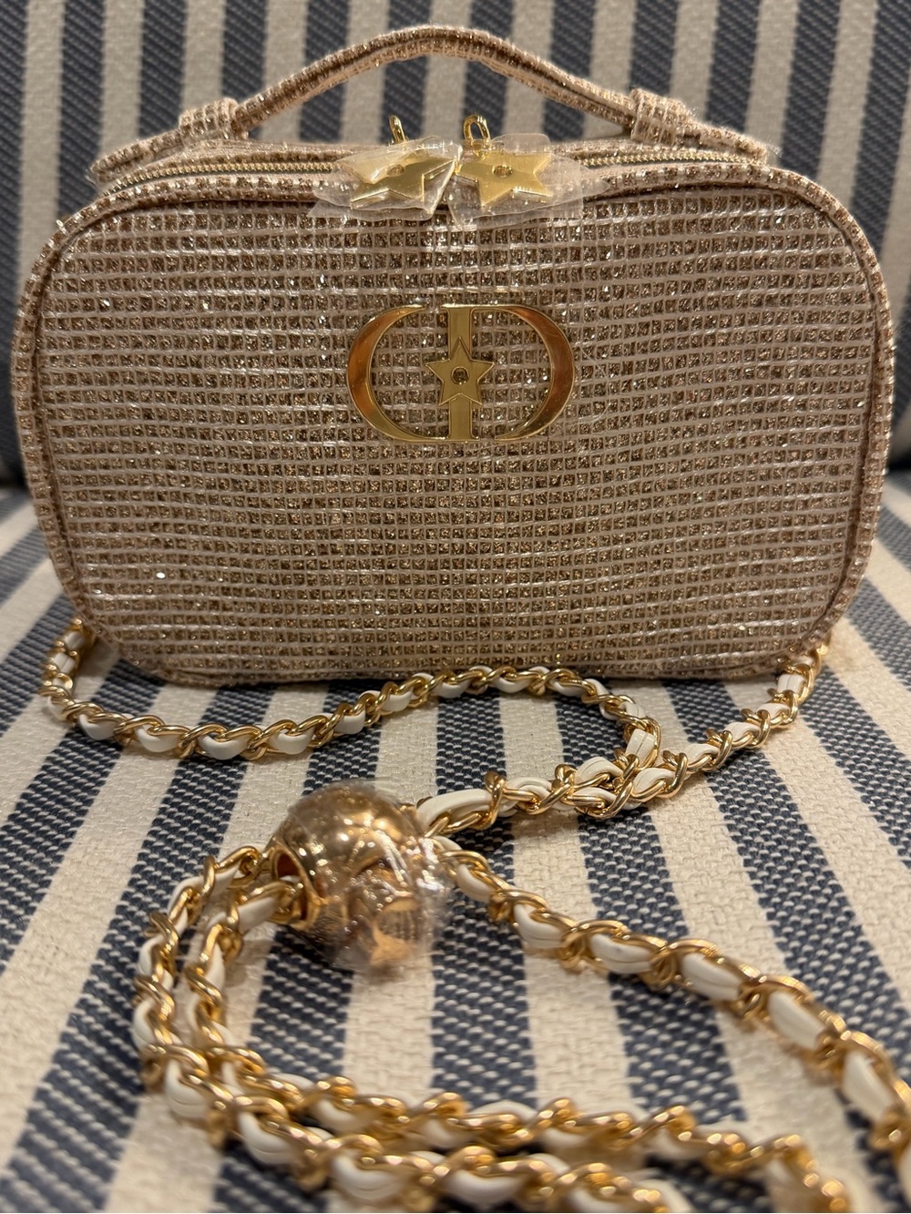 DIOR Beauty”CD” Gold 🏆 Metallic Vanity Case with Top Handle. c/w Chain Strap🏆❤️